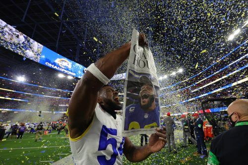 Leonard Cornelius Floyd, Outside Linebacker der Los Angeles Rams, zelebriert im Konfettiregen den Gewinn des Super Bowl 56. afp