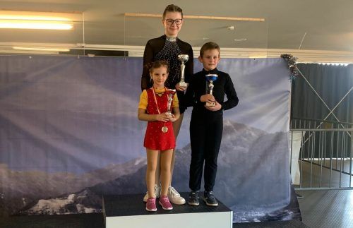 Lia, Celina und Justin bei der Dornbirner Eis-Trophy. Eislaufschule Feldkirch