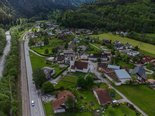 Lorüns investiert in notwendige Sanierungs- und Modernisierungsmaßnahmen. Luftbild: Philipp Steurer