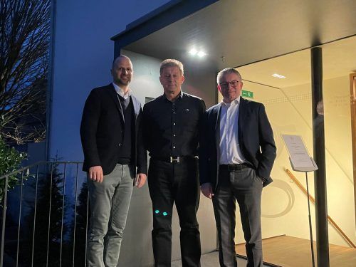 LR Marco Tittler (l.) würdigte Verdienste von Michael Haßler und Alexander Stroppa in Sachen Bauwirtschaft. VN
