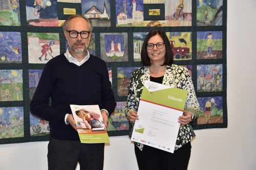 Markus Strolz, Leiter der Sozialzentrum GmbH Rankweil, und Bürgermeisterin Katharina Wöß-Krall freuten sich über die Auszeichnung. Marktgemeinde