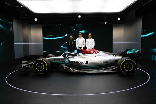Mercedes-Teamchef Toto Wolff mit seinen Fahrern Lewis Hamilton (l.) und George Russell. afp