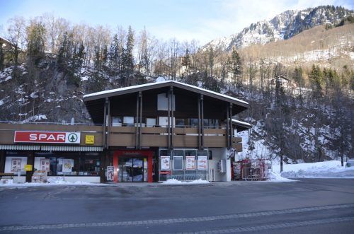 Das neue Gemeindezentrum bildet ein Ensemble aus bestehendem Nahversorgungsbetrieb und neuem Spargeschäft. DOB