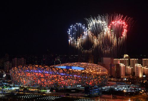 Mit einem Feuerwerk zum Abschluss der Eröffnungsfeier im Nationalstadion wurde der Nachthimmel von Peking erleuchtet. Es war eine Demonstration der Macht der chinesischen Nation. afp