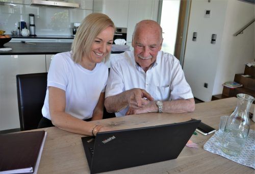 Mit ihrem Vater Otto Hofer bespricht Ingrid ihre neue Ideen für Geschichten und Lieder. HRJ