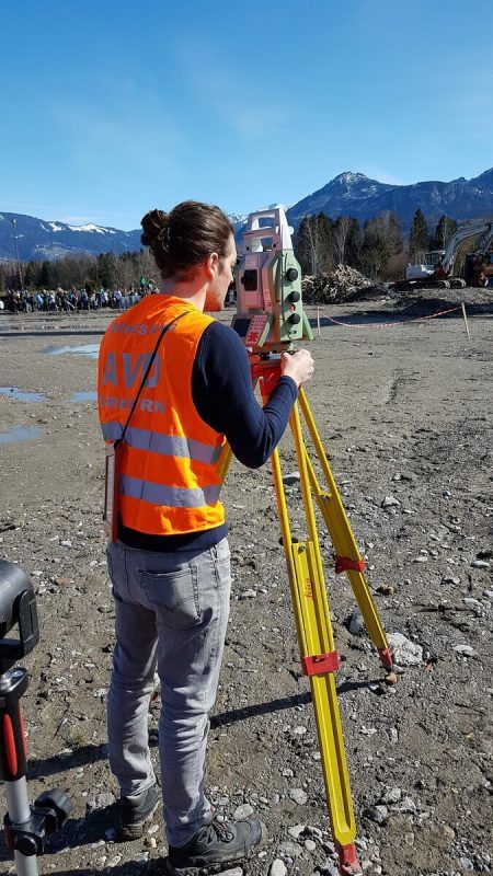 Mitarbeiter eines Vermessungsbüros nehmen in Hohenems die Arbeit auf. 