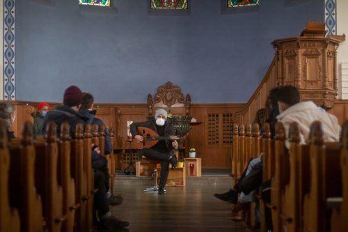 Moaz al Shamma gibt ein Oud-Konzert in einer Kirche.