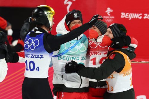 Nach dem Sprung von Manuel Fettner (links) lagen sich die ÖSV-Adler Jan Hörl, Stefan Kraft und Daniel Huber (v. l.) in den Armen. ap
