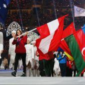 Olympiasiegerin trägt die Fahne