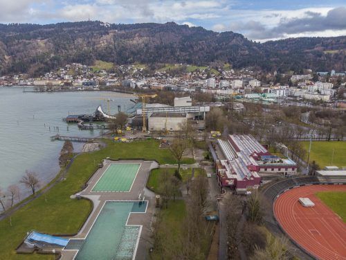 Neben dem Festspielhaus entsteht das neue Hallenbad. Beide Gebäude sollen in Zukunft auch mit dem Wasser aus dem Bodensee geheizt und gekühlt werden. VN/Paulitisch