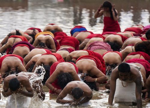 Nepalesische Gläubige bei einer rituellen Waschung im Fluss Triveni während des Madhav-Naran-Festes nahe Kathmandu. AP