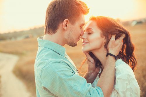 Nicht nur am Valentinstag sollte das Küssen hoch im Kurs stehen. Shutterstock