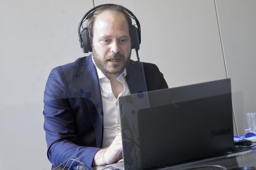 Nikolaus Scherak tauschte sich mit den Jugendlichen aus.