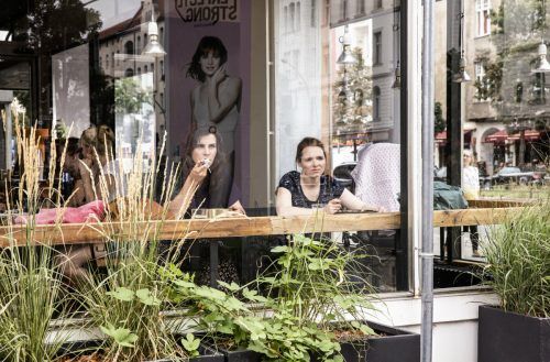 Nora Tschirner und Karoline Herfurth sind in dem famosem Lach-Drama zu sehen.  warner Bros