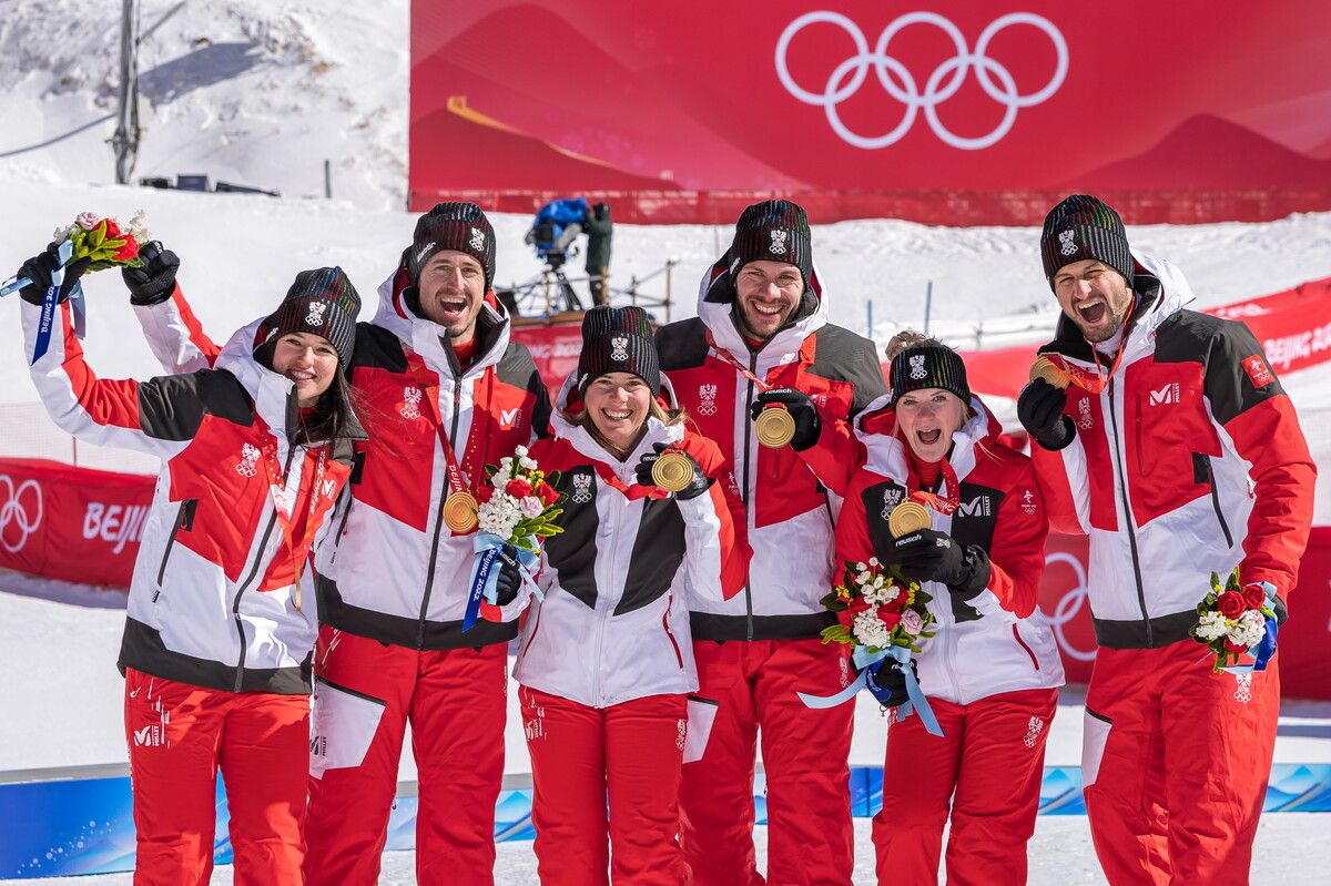 Vor vier Jahren in Peking holte Österreich Gold im Alpin-Teambewerb. Mit dabei waren Katharina Liensberger (3. v. l.) und Johannes Strolz (r.).⇒APA