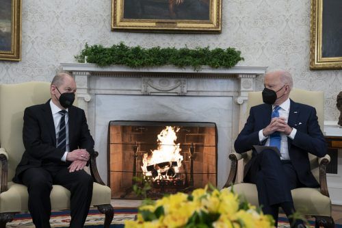 Olaf Scholz und Joe Biden präsentieren sich der Presse im Oval Office.  AP