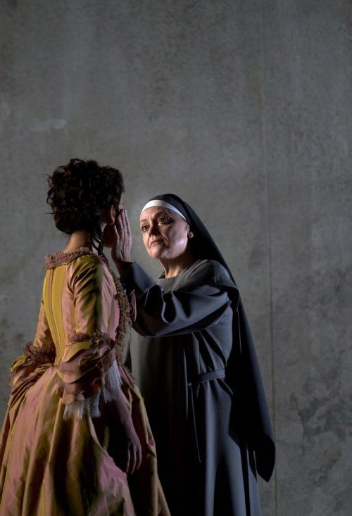 Olga Kulchynska und Evelyn Herlitzius in „Dialogues des Carmélites“. Prammer
