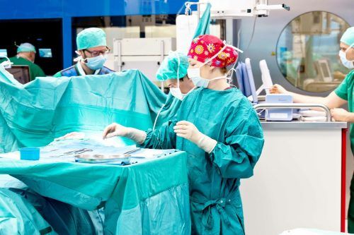 Operationsassistenten – kurz OTA – sind im OP-Saal eine wertvolle Hilfe. Mathis Fotografie
