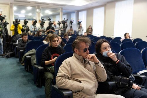 Oscar-Preisträger Sean Penn bei einer Pressekonferenz in Kiew.  AP