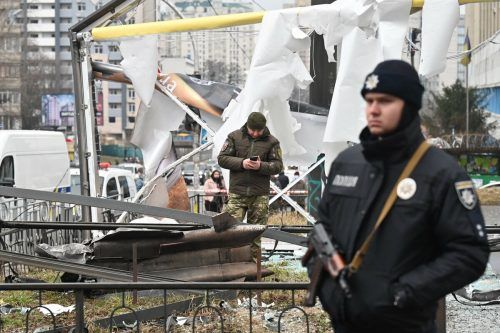Polizei und Sicherheitspersonal inspizieren die Überreste einer Granate in einer Straße in Kiew. Später waren im ganzen Land überall Explosionen zu hören. afp