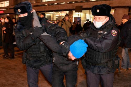 Polizisten führen in der russischen Hauptstadt Moskau einen Demonstranten ab.  AFP