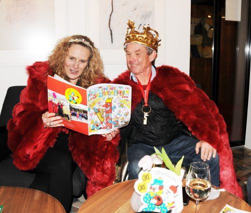 Prinzessin Michaela und Prinz Gü studieren die druckfrische Faschingszeitung.