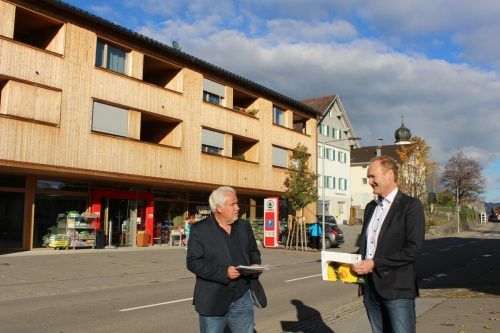 Professionell begleitet von Dr. Gerald Mathis (l.) erarbeitet Bürgermeister Guido Flatz mit der Dorener Bevölkerung ein ambitioniertes Entwicklungskonzept.  STP/3