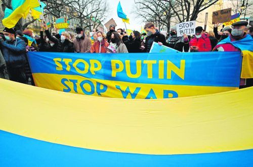 Proteste vor der russischen Botschaft in Berlin: Die Zeichen stehen auf Konfrontation. Die Nato ortet einen fortgesetzten Truppenaufmarsch Russlands in die Ukraine.  AFP