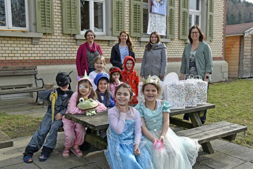 Regina Lins, Silvia Seidel und Ines Hartmann mit Bürgermeisterin Katharina Wöß-Krall bei der Übergabe der Faschingssäckle im Kindergarten Oberdorf. Marktgemeinde