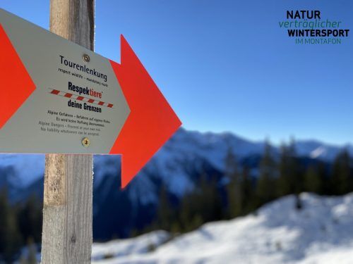 Richtungspfeile weisen den Weg der Skitourengeher. Naturverträglicher Wintersport im Montafon