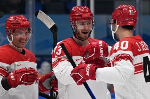 Riesenjubel bei Dänemarks Eishockeycracks nach dem Auftaktsieg. apa