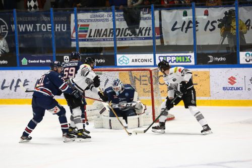 Sam Antonitsch (li.) und Matchwinner Shawn O‘Donnell (r.) beschäftigen die ungarische Abwehr. Soos/Fehervar