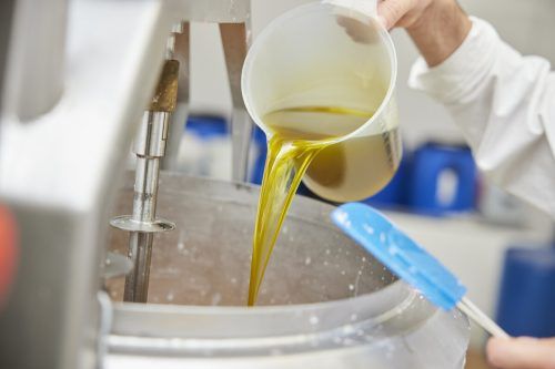 Sanfte Herstellung: Im Rührkessel werden biologische Öle, Extrakte, und Laugen gemischt.