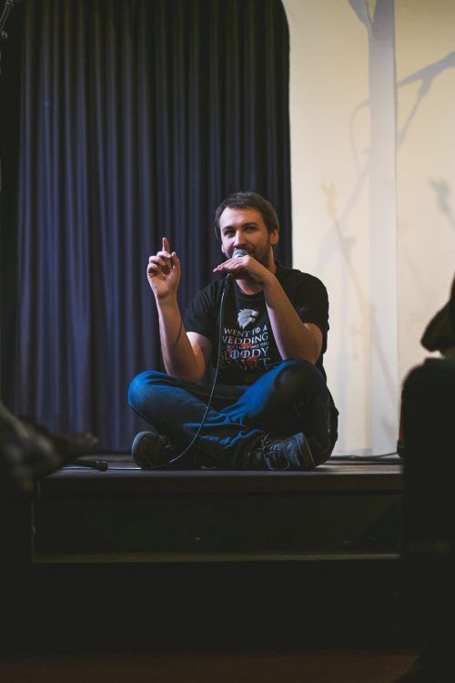 Schon seit seiner Jugend schreibt der Dornbirner Texte. Heute tritt er rund 80 Mal im Jahr auf und ist amtierender Landesmeister. Christian Hirschmann