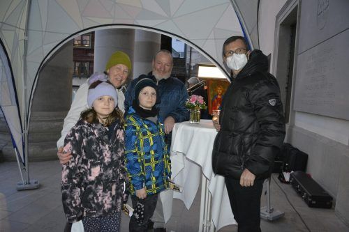 Segen für die ganze Familie – Ehepaar Heidi und Herbert Rauchegger mit den Enkeln Luisa und Maximilian. 