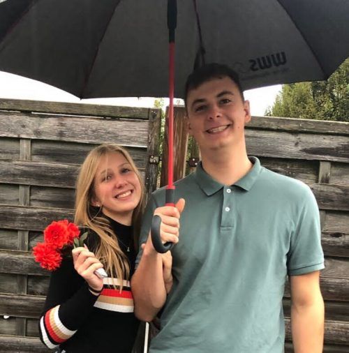 Selina Madertoner (18) und Jonas Werner (20) aus Höchst wohnen nur drei Häuser voneinander entfernt. Dass sie zueinander gefunden haben, verdanken die beiden allerdings ihrer kleinen Schwester und der Nachbarin, die die zwei immer wieder zu gemeinsamen Unternehmungen eingeladen haben. Irgendwann haben sie sich dann auch vermehrt zu zweit getroffen. „Im Nachhinein hat mir meine Schwester auch erzählt, dass es ihr Plan war uns zusammenzubringen“, erzählt die 18-Jährige. Mittlerweile sind Selina und Jonas seit fast eineinhalb Jahren ein Paar.