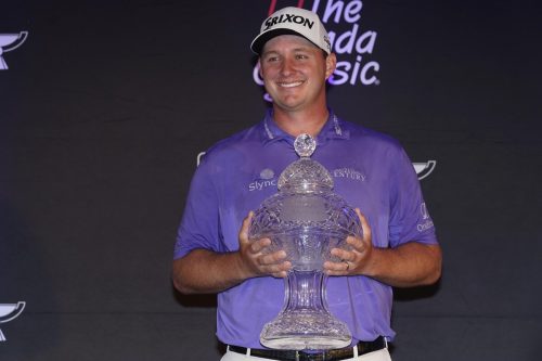 Sepp Straka mit der Siegertrophy für das Honda Classic. Er beendete das letzte Loch mit einem Birdie, setzte sich an die Spitze und musste warten, ob ihn Shane Lowry noch abfängt. AP