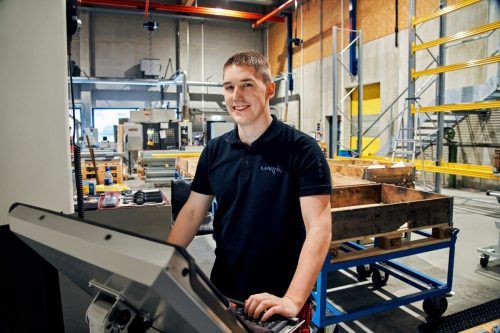 Simon Pfefferkorn ist Experte an der CNC-Fräsmaschine und will im Herbst die Matura abschließen. Tobias Köstl