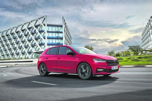 Skoda erweitert das Ausstattungsangebot für den Fabia um die sportlich angehauchte Variante „Monte Carlo“. Der fünftürige Kleinwagen verfügt unter anderem über schwarz lackierte Felgen, einen schwarzen Kühlergrill und Außenspiegelgehäuse in der gleichen Farbe. Der vorwiegend schwarz gehaltene Innenraum bietet auffällige Applikationen in Rot.
