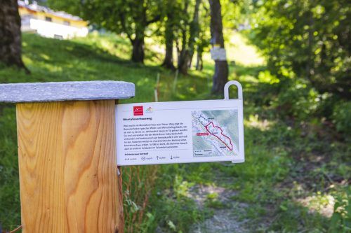 So sehen die Informationssäulen aus. Die ausklappbaren Tafeln erzählen etwas zur Geschichte des Montafons. Stefan Kothner