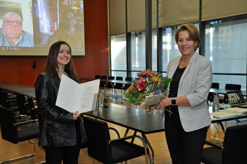 Stolz nahm Marie-Amélie Kanonier den renommierten Dr.-Emmi-Herzberger-Sprachpreis von Bgm. Andrea Kaufmann entgegen.
