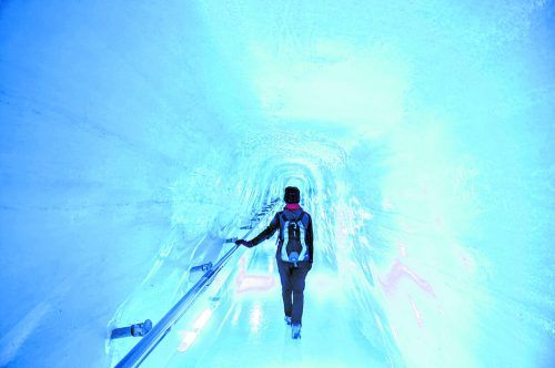 Teil der Tour auf dem Jungfraujoch „Top of Europe“ ist der Eispalast. Shutterstock