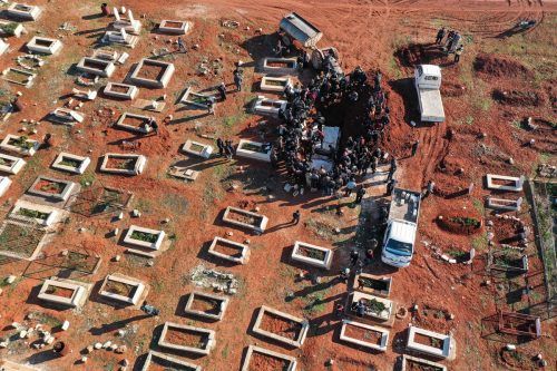 Trauer um Opfer: Bei einem Angriff des syrischen Militärs auf ein von Rebellen kontrolliertes Dorf wurde laut Aktivisten eine Familie getötet. AFP