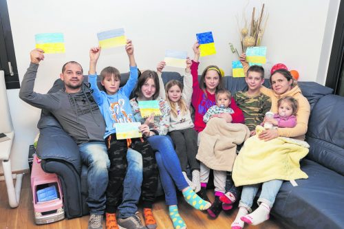 Über Nacht wuchs die bislang fünfköpfige Familie Markotenko in Götzis um vier Kinder. Vitaly Markotenko holte seine Neffen und Nichten an der ungarisch-ukrainischen Grenze ab. VN/RP