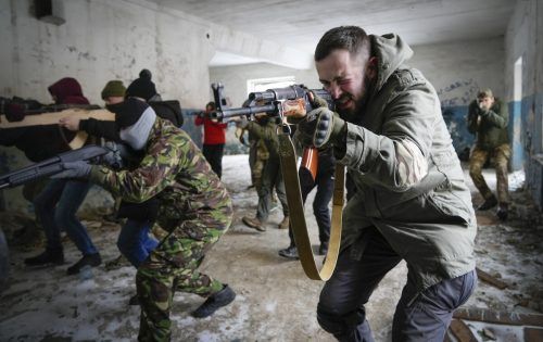 Ukrainer trainieren mit Waffen für den Ernstfall.