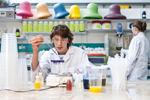 Unter anderem bildet Getzner Werkstoffe auch Chemietechniker aus.  Getzner