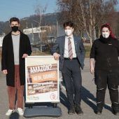 Grüne und rote Jugend im Protest gegen Amazon