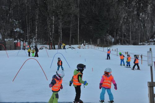 Viel Spaß im Schnee: Die Kindergartenkinder verbrachten einen vergnüglichen Skitag im Kinderland Lehmlöcher. hab