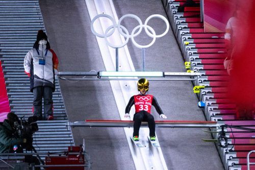 Volle Konzentration vor dem Start: Eva Pinkelnig bei ihrem ersten Trainingssprung auf der Olympiaschanze. gepa