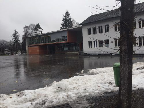 Vor der Volksschule in Schlins herrschten Furcht und Schrecken. Vn/gs